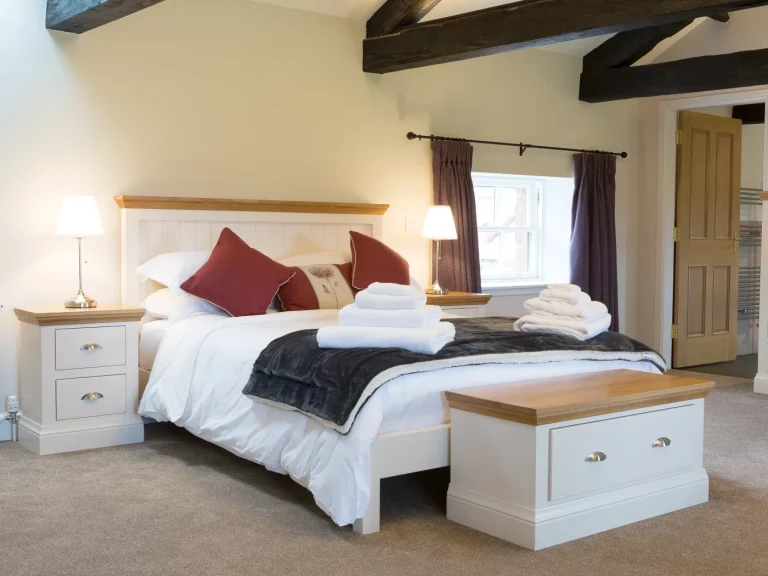 Engineer Apartment Kingsize Bedroom Oak Beams