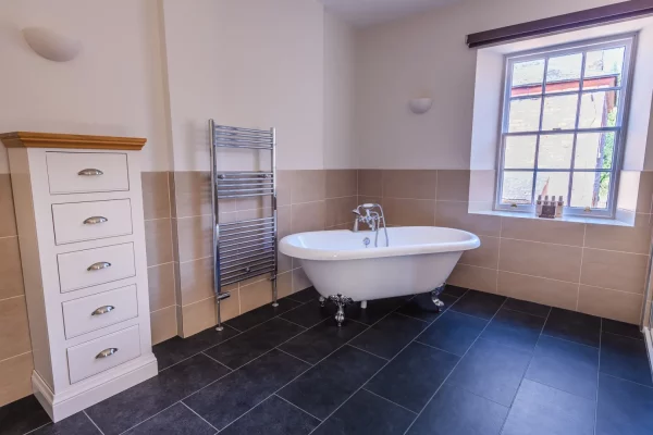 Bathtub in Salutation Apartment Bathroom